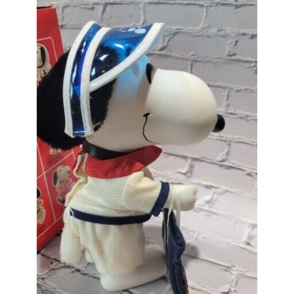 Vintage Snoopy Tennis Player Collector Doll 8 1/2" PVC and Accessories 1966 - Picture 10 of 16